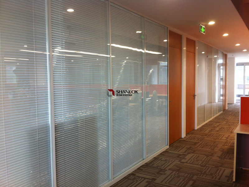 Split double glass partition with built-in blinds 