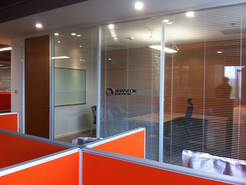 Split double glass partition with built-in blinds 